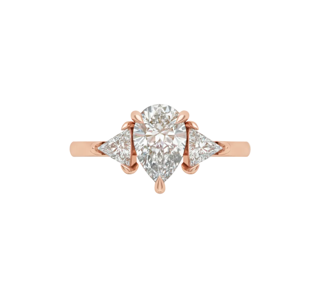 Anillo de Compromiso de 3 Piedras con Diamante Pera y Triángulos Laterales