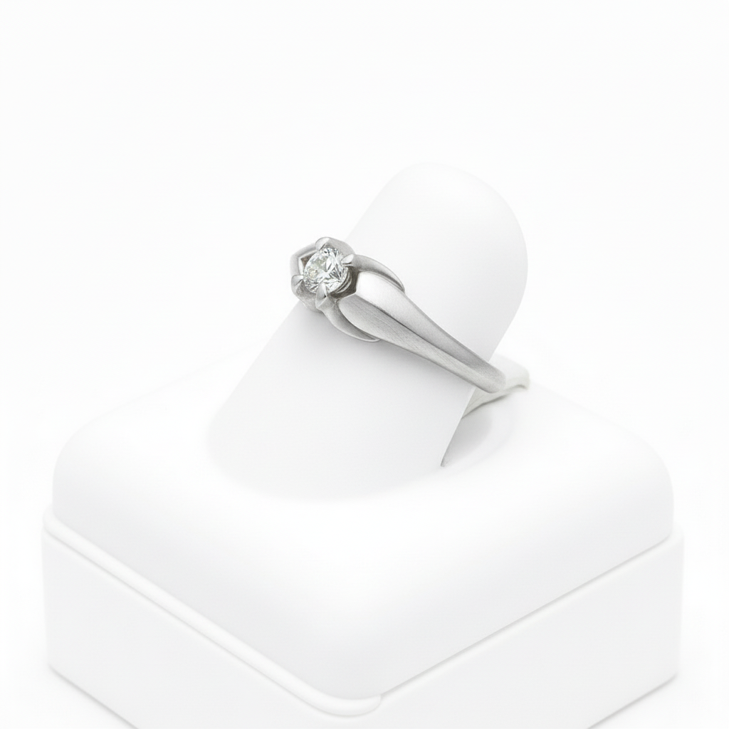 Anillo de compromiso girado con base