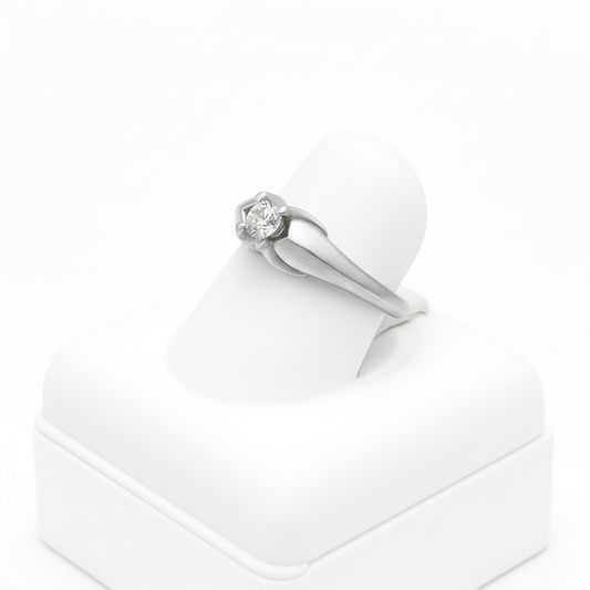Anillo de compromiso girado con base