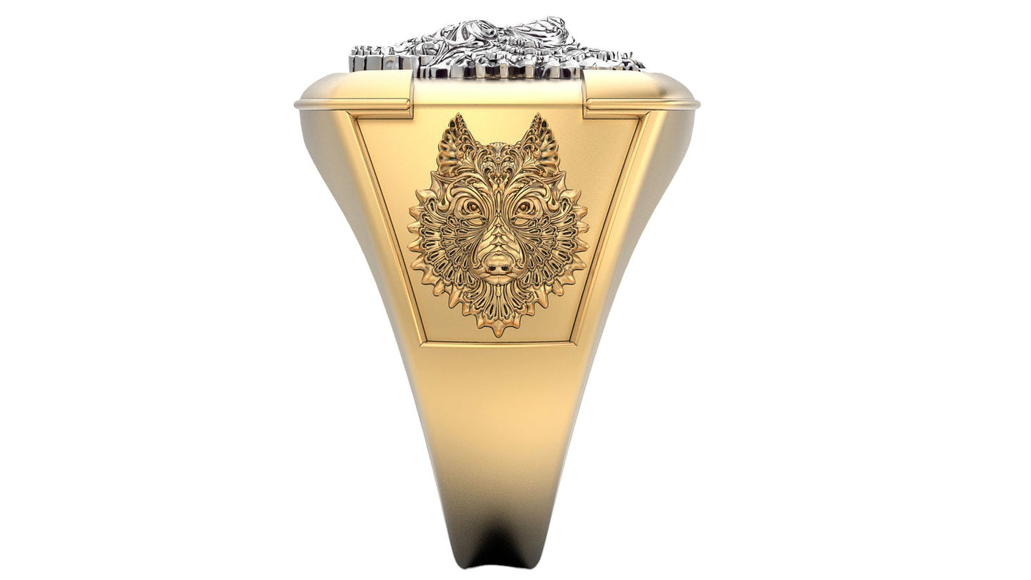 Imponente Anillo de Oro Amarillo con Cabeza de Lobo de Oro Blanco