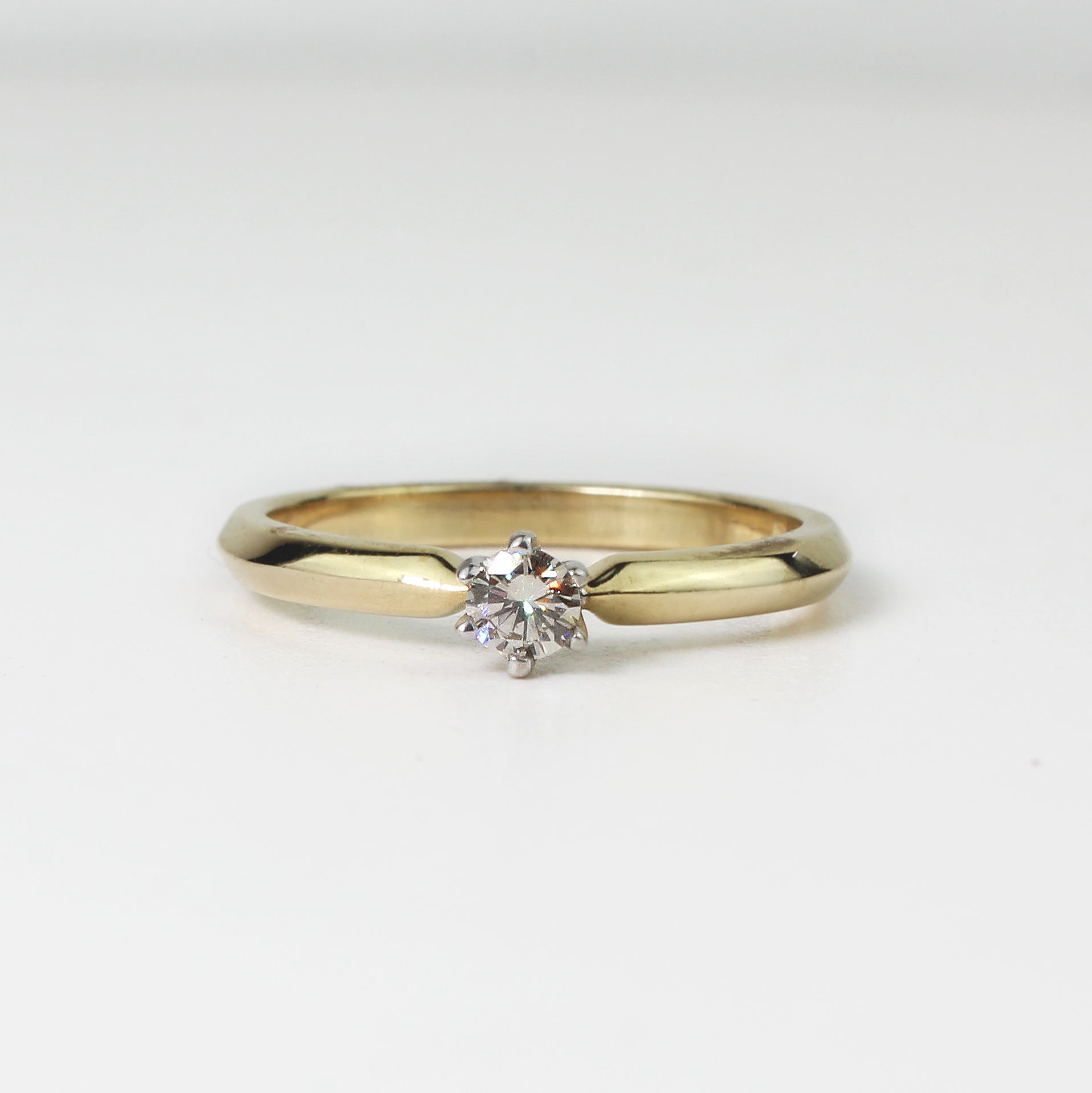 Anillo de Compromiso en Oro Amarillo con Diamante Natural