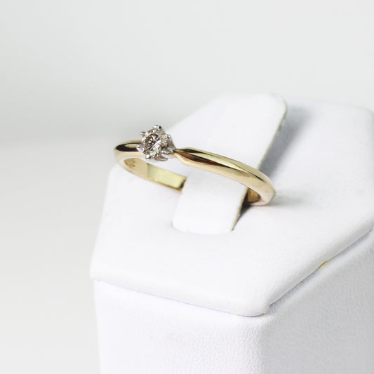 Anillo de Compromiso en Oro Amarillo con Diamante Natural