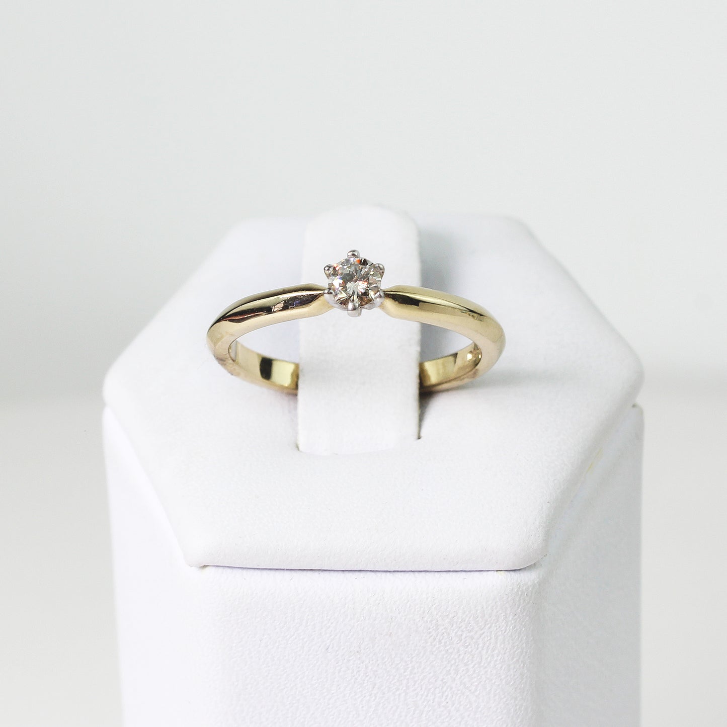 Anillo de Compromiso en Oro Amarillo con Diamante Natural