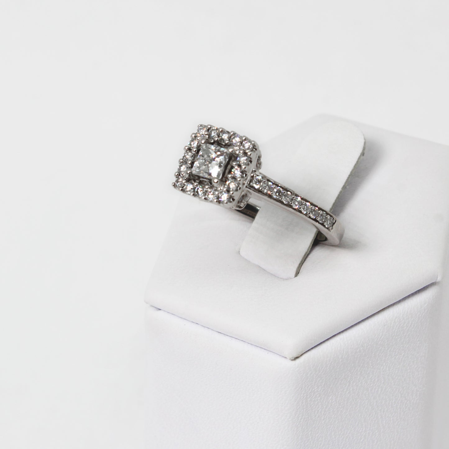 Anillo Solitario, Oro Blanco 14k con Diamantes Laterales y Halo. Diamante Central Corte Princesa