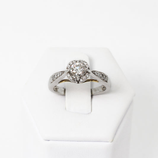 Anillo de Compromiso en Oro Blanco 14k con Diamantes Laterales y Halo