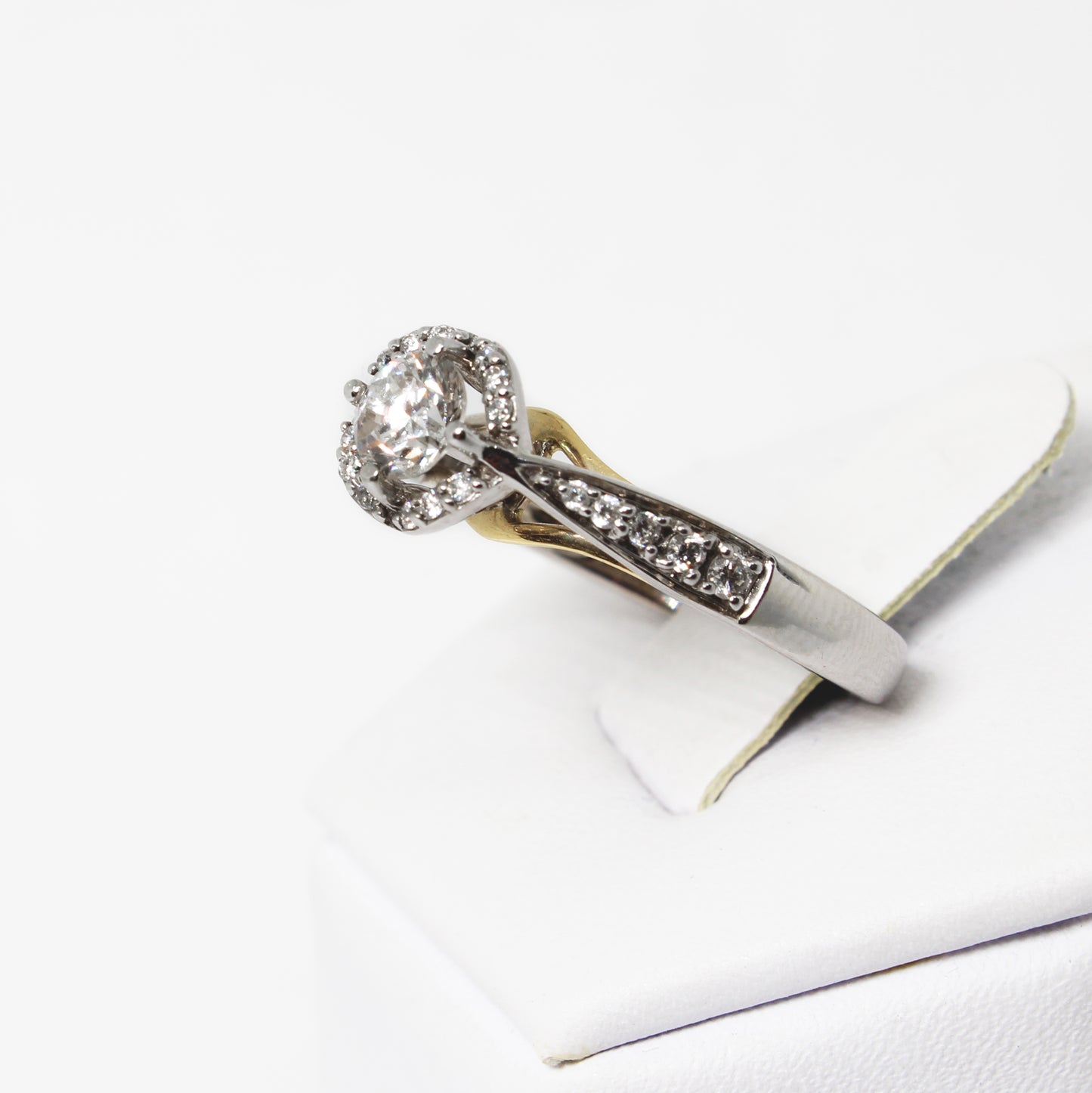 Anillo de Compromiso en Oro Blanco 14k con Diamantes Laterales y Halo