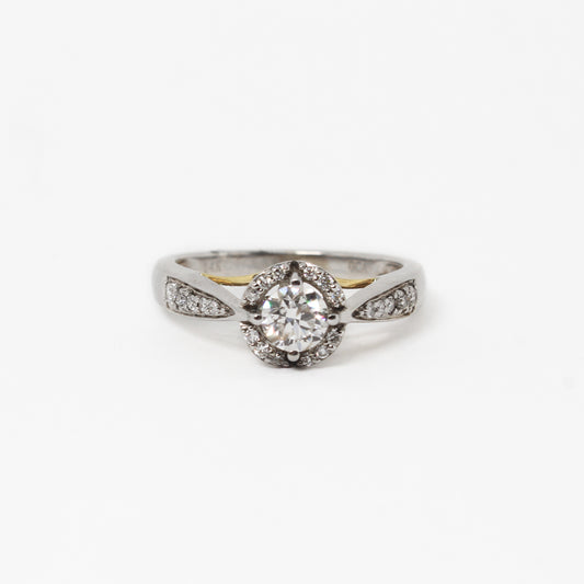 Anillo de Compromiso en Oro Blanco 14k con Diamantes Laterales y Halo