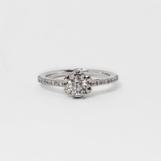 Anillo de Compromiso con Diamante Central y Diamante Laterales