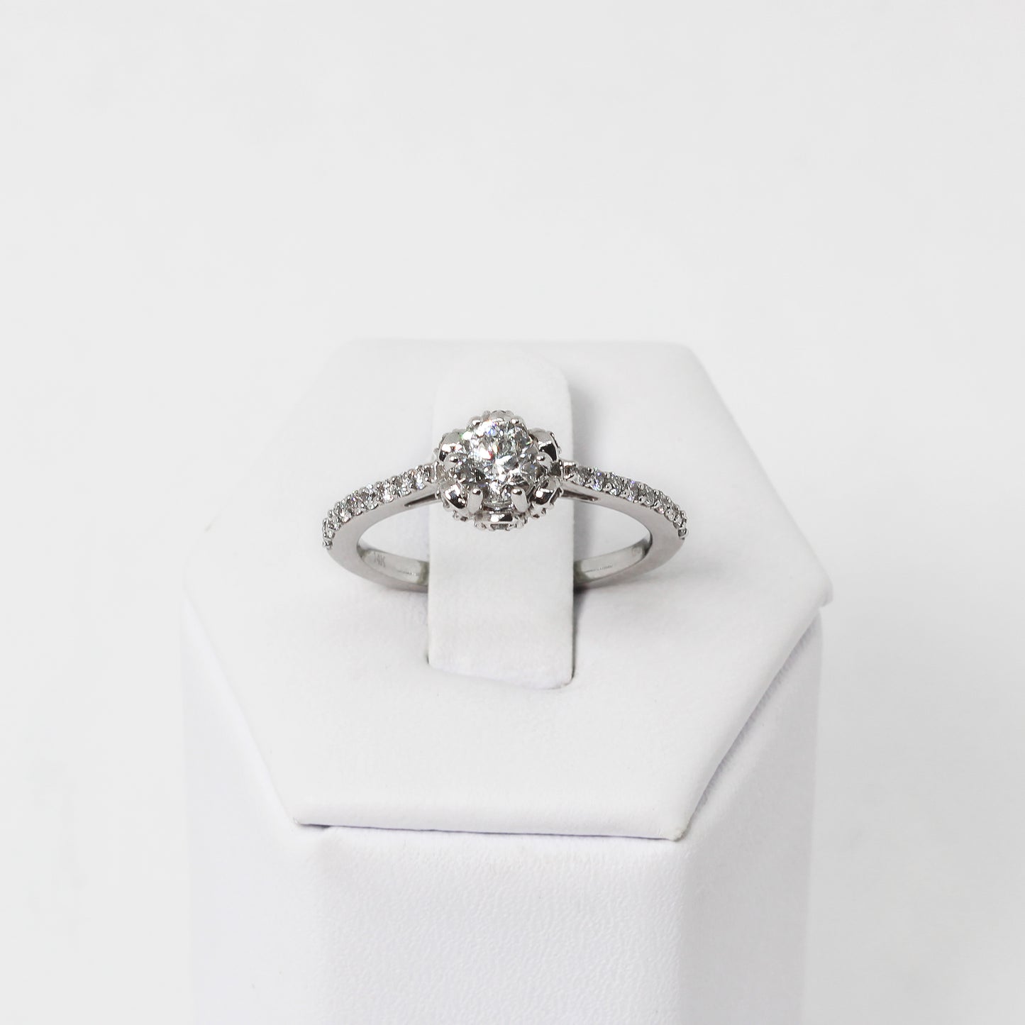 Anillo de Compromiso con Diamante Central y Diamante Laterales