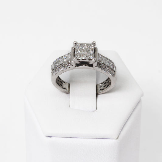 Anillo Solitario en Oro Blanco 14k Con Diamantes Laterales y Montadura Central de Diamantes Corte Princesa