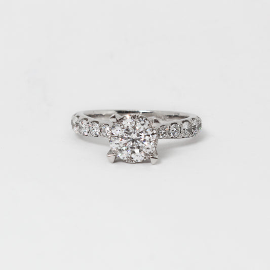 Anillo Solitario en Oro Blanco con Diamante Naturales Laterales y Lluvia de Diamantes en Motadura a 4 Uñas