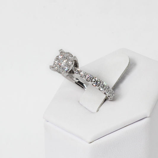 Anillo Solitario en Oro Blanco con Diamante Naturales Laterales y Lluvia de Diamantes en Motadura a 4 Uñas