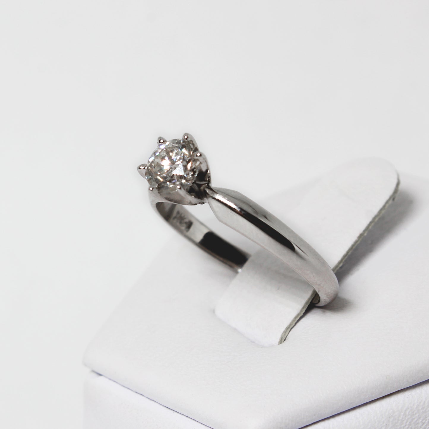 Anillo Solitario en Oro Blanco 14k Con Diamante Natural Montado a 6 Uñas