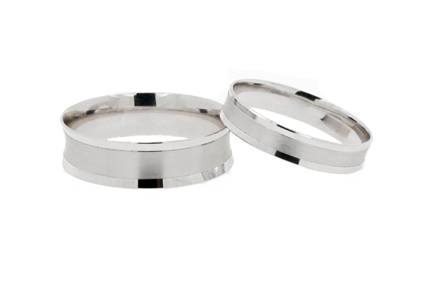 Hermosa Argolla Matrimonial de Oro Blanco de 10K de 6 y 4 mm