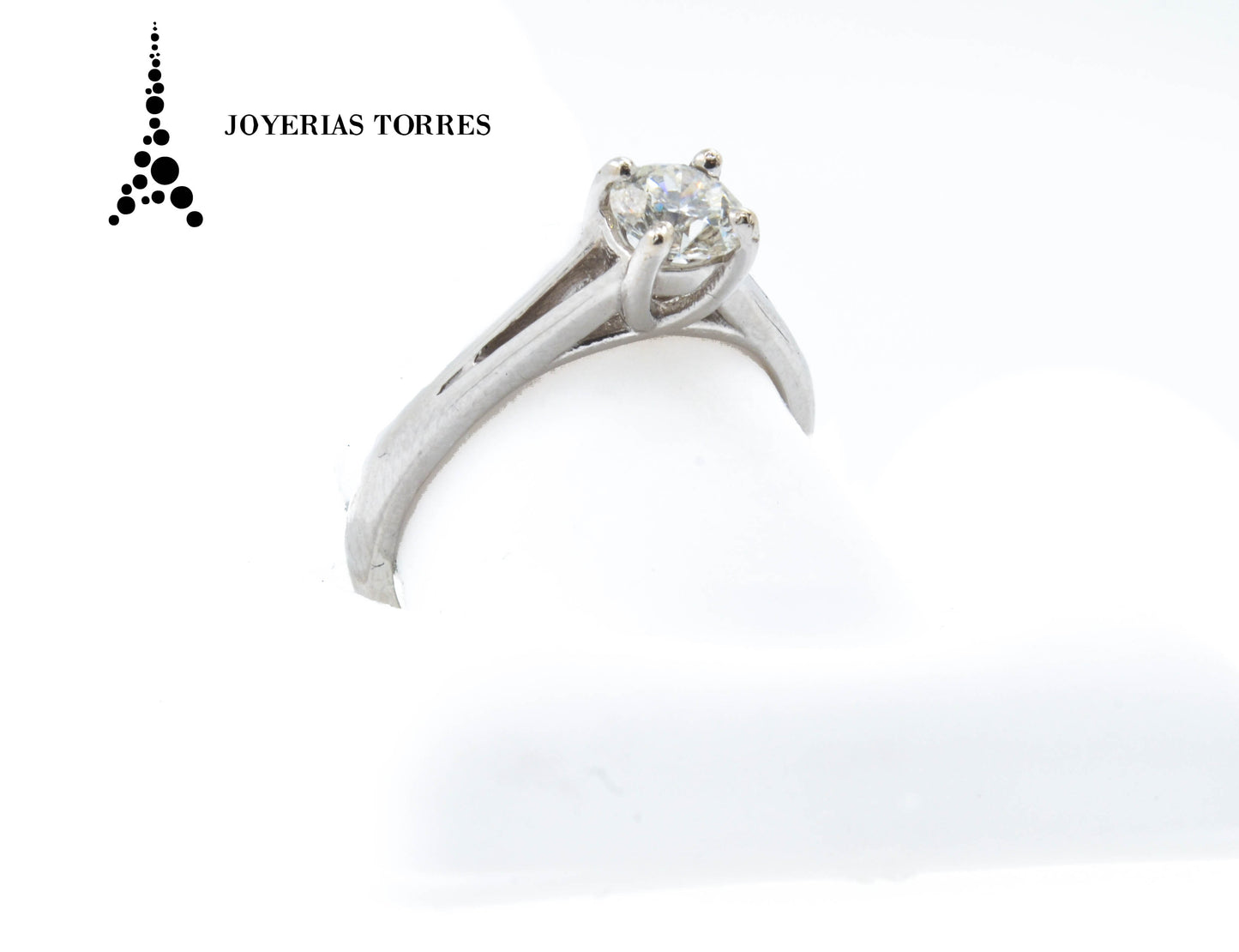 Anillo GIA con diamante redondo corte brillante