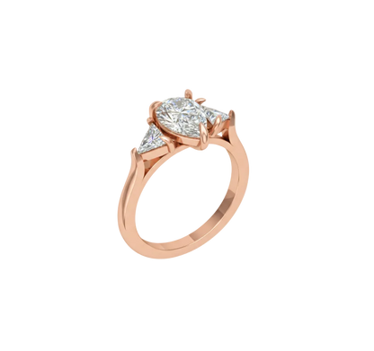 Anillo de Compromiso de 3 Piedras con Diamante Pera y Triángulos Laterales