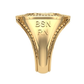 Anillo de Graduación con Logo Circular Acompañada de Incrustaciones