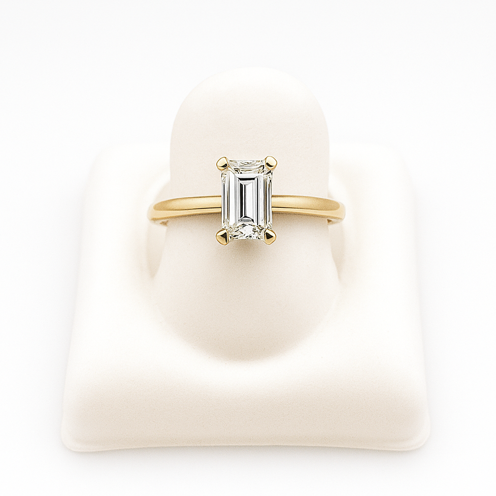 Anillo GIA con diamante Corte Esmeralda