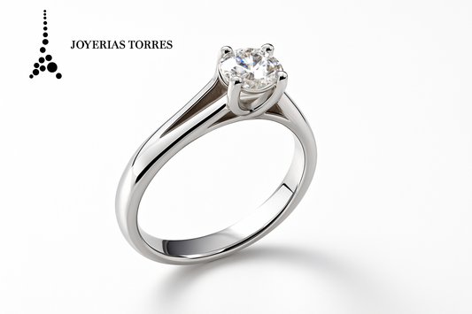 Anillo de compromiso con fondo blanco