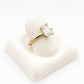 Anillo de compromiso de oro con diamante esmeralda volteado hacia la derecha