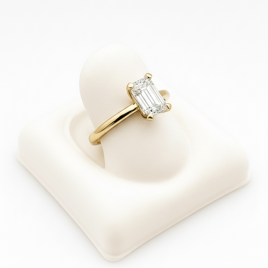 Anillo de compromiso de oro con diamante esmeralda volteado hacia la derecha