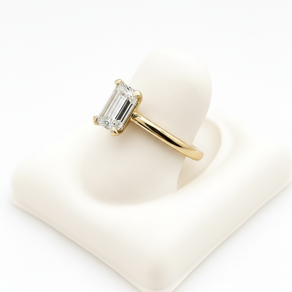 Anillo de compromiso de oro con diamante esmeralda volteado hacia la izquierda