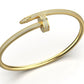 Modesto Brazalete Juste un Clou de Oro Acompañado de Incrustaciones