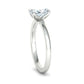 Anillo de Compromiso Elegante con Incrustación de Corte Oval