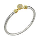 Precioso Brazalete Torcido de Oro con Incrustaciones