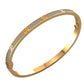 Refinado Brazalete Love Small de Oro Amarillo Acompañado de Incrustaciones