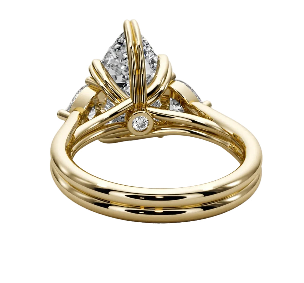 Anillo Gota Royal con Piedra Central Corte Pera