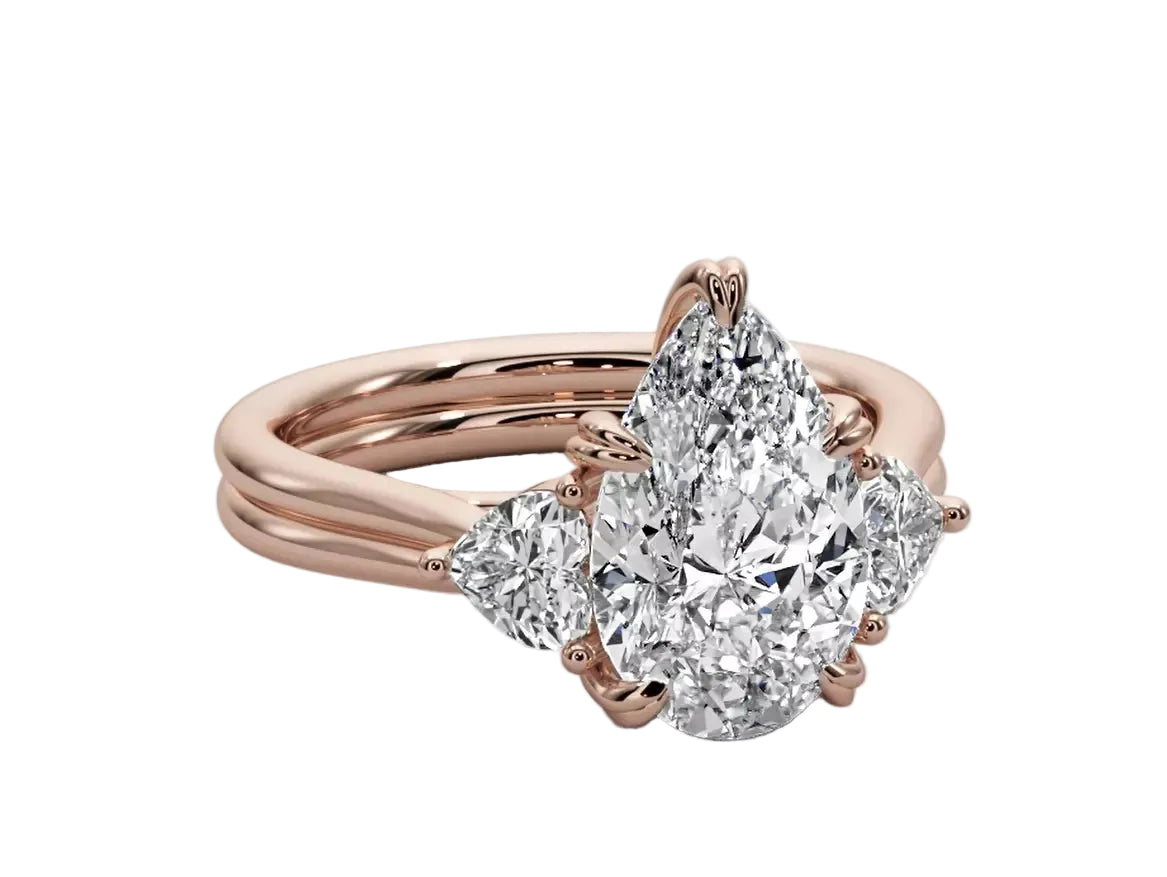 Anillo Gota Royal con Piedra Central Corte Pera