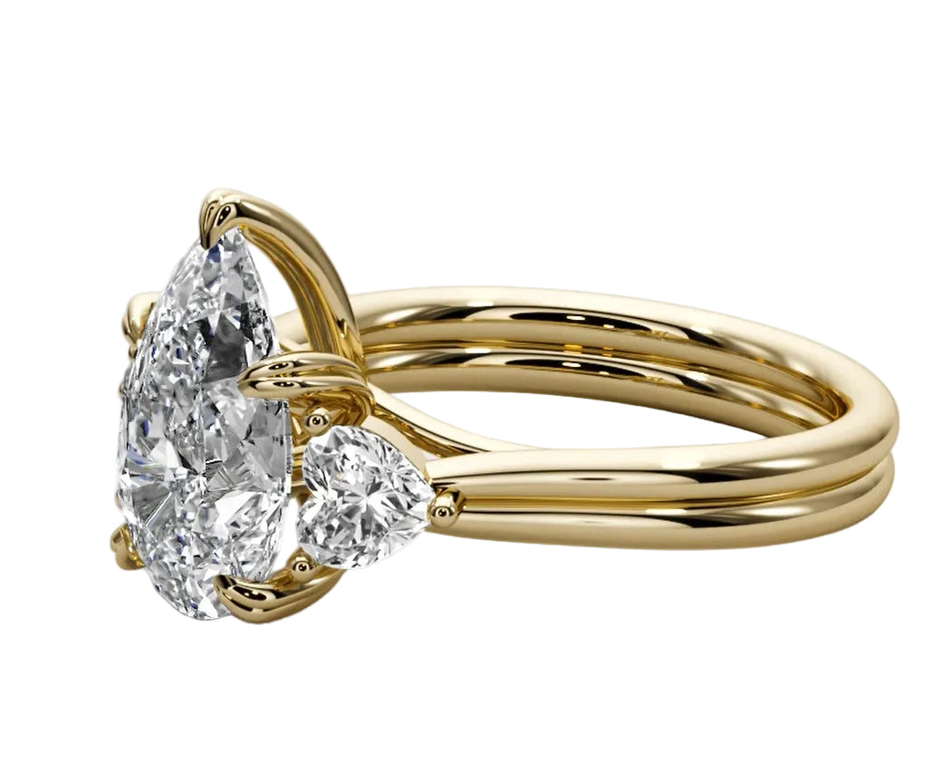 Anillo Gota Royal con Piedra Central Corte Pera