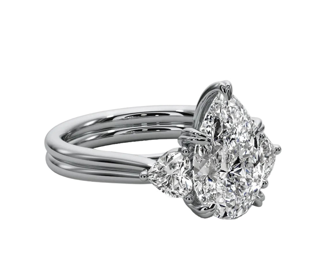 Anillo Gota Royal con Piedra Central Corte Pera