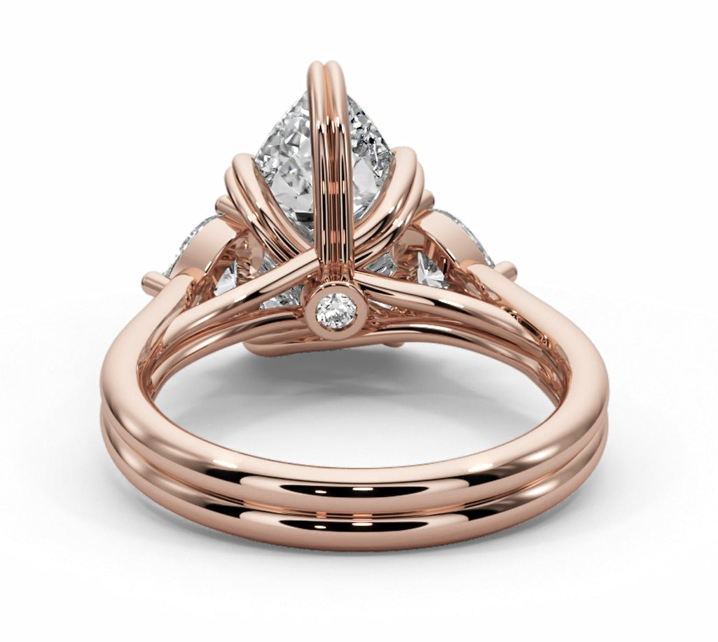 Anillo Gota Royal con Piedra Central Corte Pera