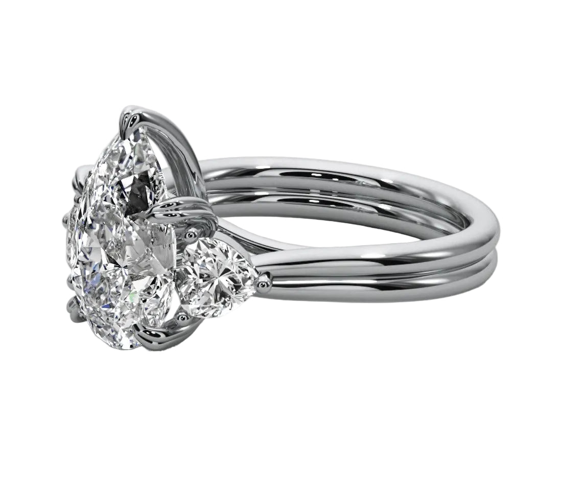 Anillo Gota Royal con Piedra Central Corte Pera