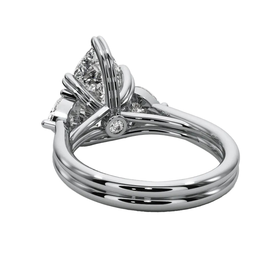 Anillo Gota Royal con Piedra Central Corte Pera