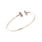 Ostentoso Brazalete Tiffany T de Oro Acompañado de Incrustaciones