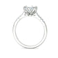 Anillo de Compromiso de Oro con Diamantes Central Ovalada