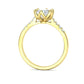 Anillo de Compromiso de Oro Pave con Diamantes a los costados y  Central Oval