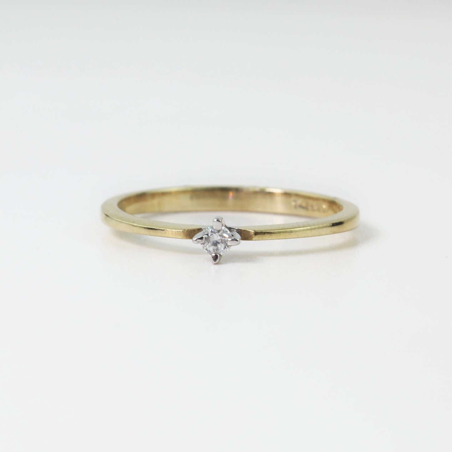 Anillo Solitario en Oro Amarillo 14k con Diamante Natural