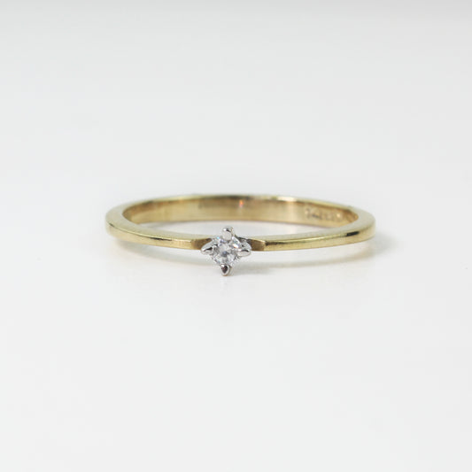 Anillo Solitario en Oro Amarillo 14k con Diamante Natural