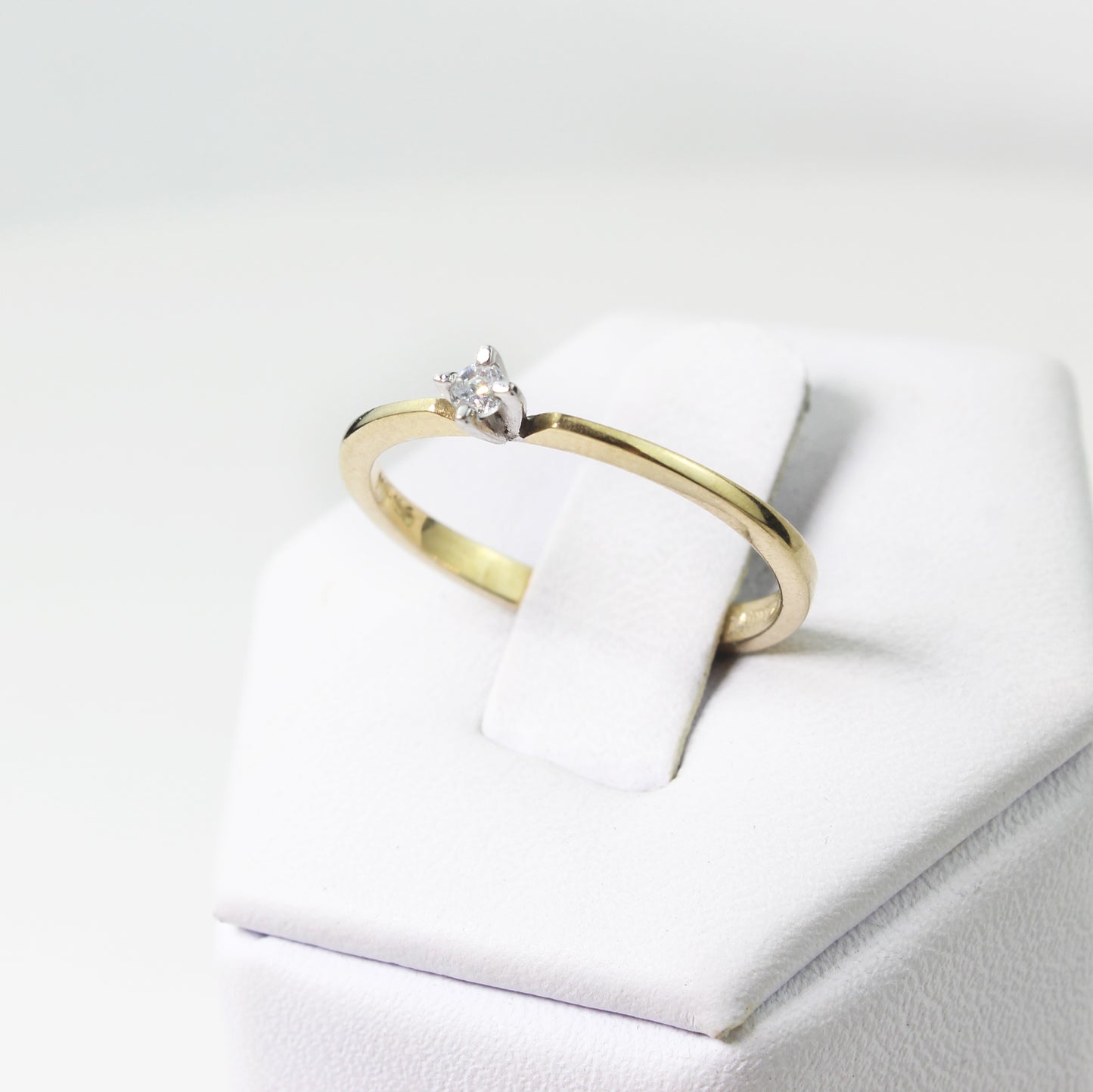 Anillo Solitario en Oro Amarillo 14k con Diamante Natural