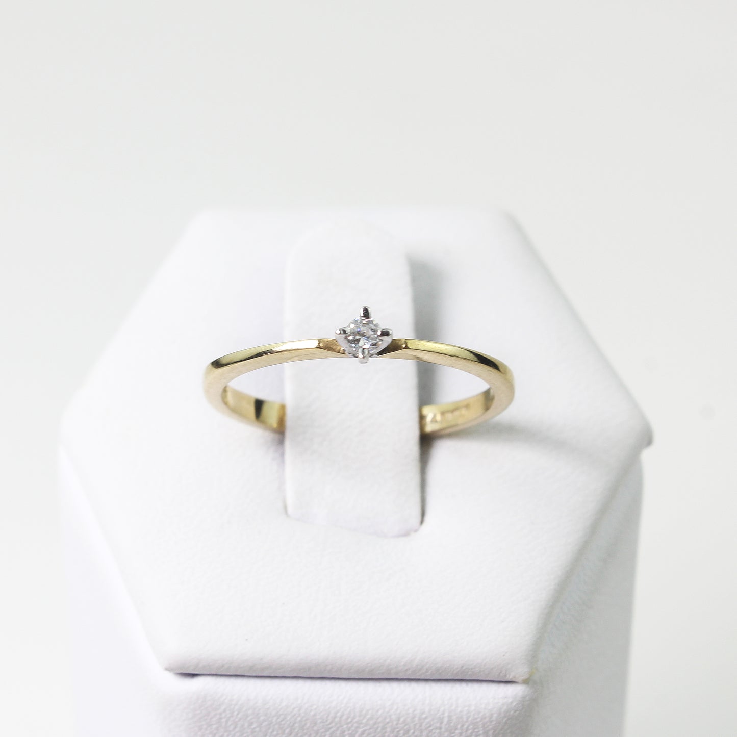 Anillo Solitario en Oro Amarillo 14k con Diamante Natural