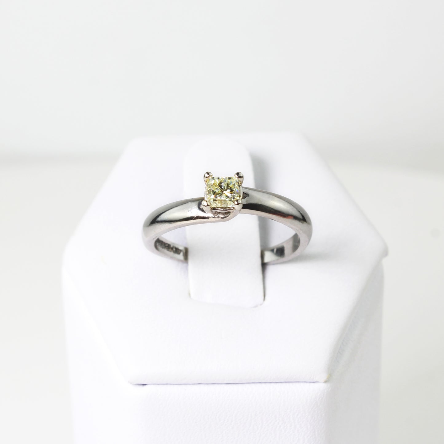 Anillo de Compromiso en Oro Blanco 14k con Diamante Central a 4 Uñas