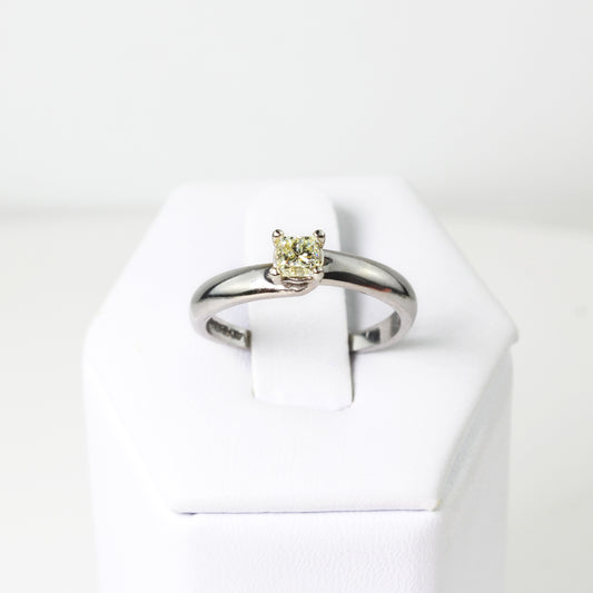 Anillo de Compromiso en Oro Blanco 14k con Diamante Central a 4 Uñas