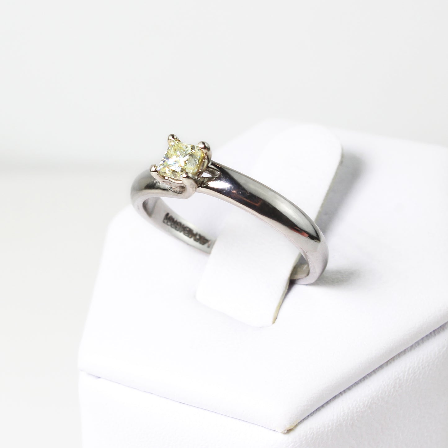 Anillo de Compromiso en Oro Blanco 14k con Diamante Central a 4 Uñas