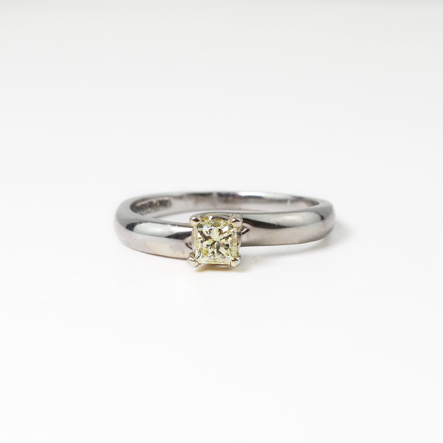 Anillo de Compromiso en Oro Blanco 14k con Diamante Central a 4 Uñas