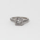 Anillo Solitario, Oro Blanco 14k con Diamantes Laterales y Halo. Diamante Central Corte Princesa