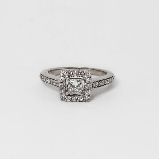 Anillo Solitario, Oro Blanco 14k con Diamantes Laterales y Halo. Diamante Central Corte Princesa